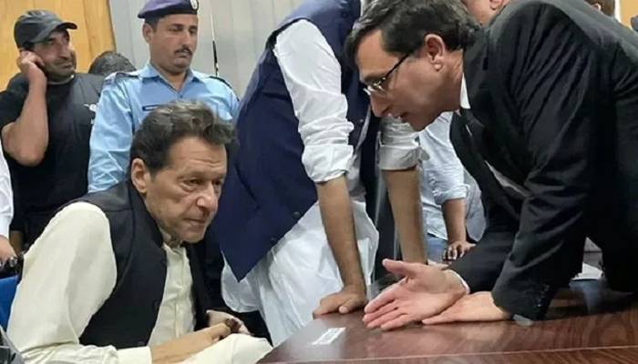 بانی پی ٹی آئی سے ملاقات کے لئے قانونی ٹیم اڈیالہ جیل پہنچ گئی