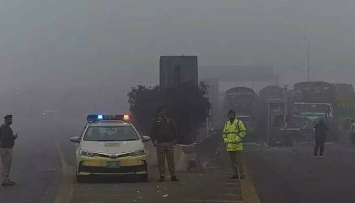 آلودہ شہروں میں لاہور آج دوسرے نمبر پر، دھند کے باعث بند موٹرویز کھل گئیں