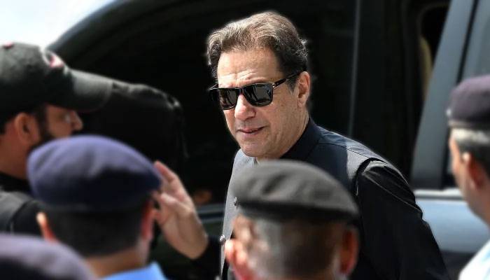 بوگس نظام کیخلاف کھڑے ہونے کے علاوہ کوئی راستہ نہیں، عمران خان کا نوجوانوں  کو پیغام