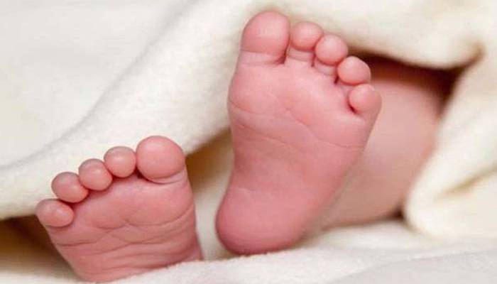  غیرمرد سےناجائزتعلقات، خاتون نے نومولود بچی کوڑے دان میں پھینک دی