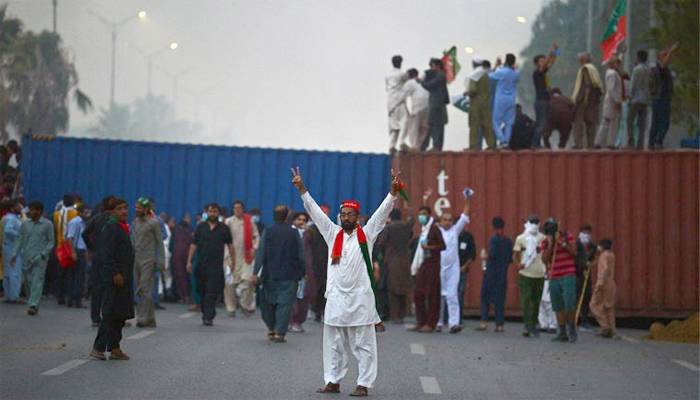 پی ٹی آئی احتجاج ،راستےبلاک،انٹرنیٹ سروسزبند،فورسز تعینات،شہری گھروں میں محصور