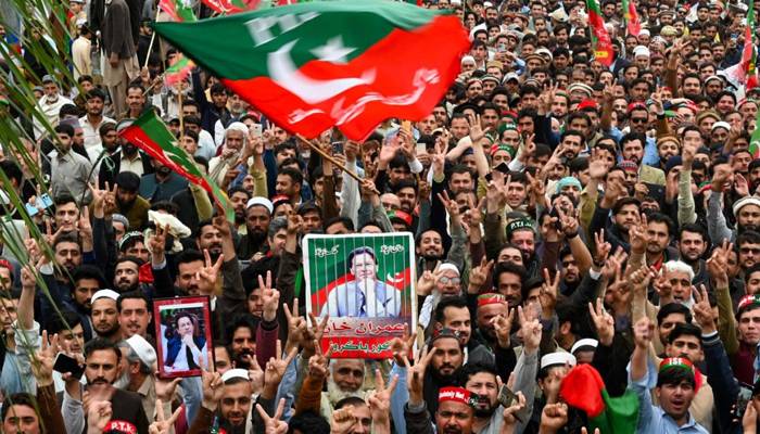 احتجاج کی آڑ میں پرتشدد کارروائیاں:پولیس،رینجرزاہلکار شہید، سرکاری املاک کو نقصان