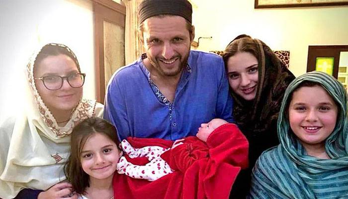بچوں کو سوشل میڈیا سے دور رکھیں،بیٹیوں کو نکاح کے بعد موبائل دیا، شاہد آفریدی