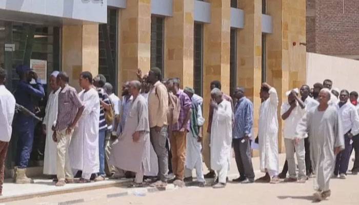 500 اور 1000 والے نوٹ فوراً تبدیل کرنے کا اعلان،  بینکوں میں عوام کی لمبی قطاریں 