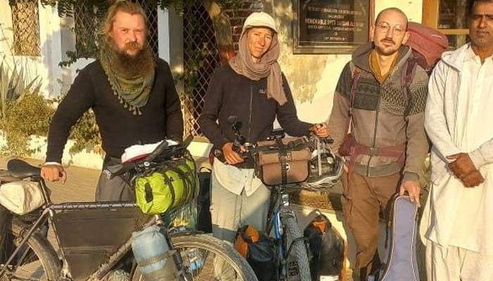 سائیکل  پر 10 ممالک میں گھوم پر سندھ پہنچنے والے غیر ملکی سیاح جوڑے کو لوٹ لیا گیا