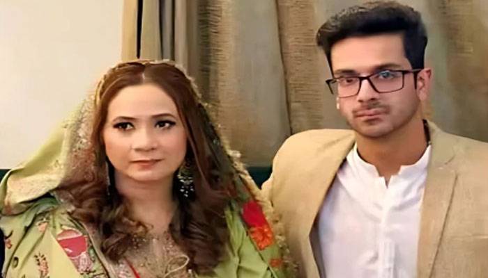 نوجوان نے والدہ  کی 18 سال تنہا رہنے کے بعد دوبارہ شادی کرادی، ویڈیو وائرل