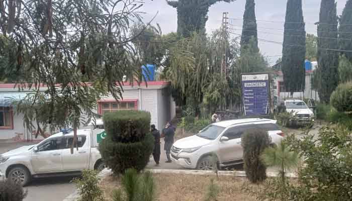 ڈپٹی کمشنر پر فائرنگ کے بعد امدادی سامان کا قافلہ واپس روانہ