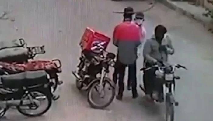 فیصل آباد: ڈلیوری بوائزسے ڈکیتی کرنے والا گروہ پکڑا گیا