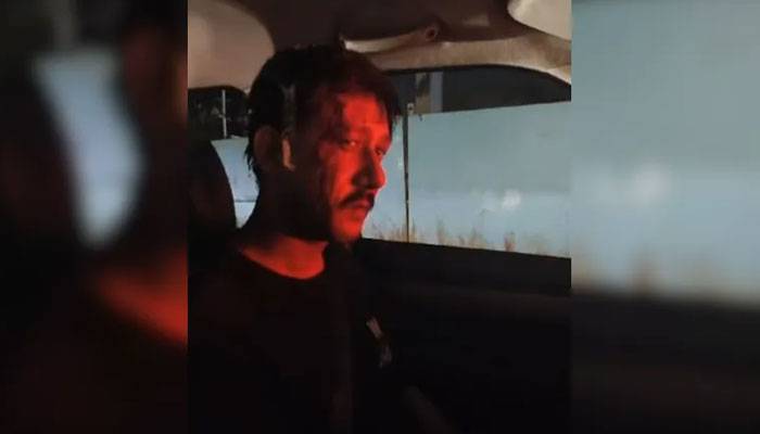 معروف بھارتی اداکار پر ایک شخص کا چھری  سے حملہ