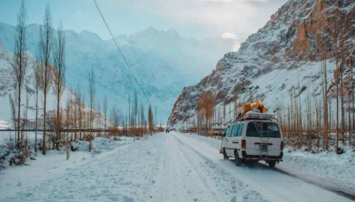 پنجاب میں دھند، موٹرویز بند،پہاڑوں پر برفباری، سردی کی شدت میں اضافہ