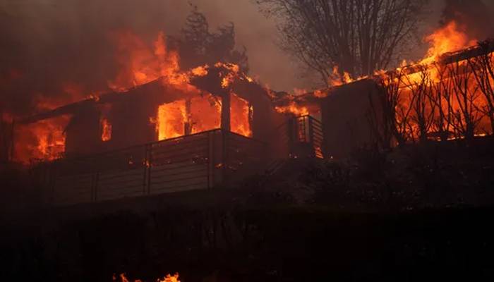 fire in Los angeles 30 k avacuated