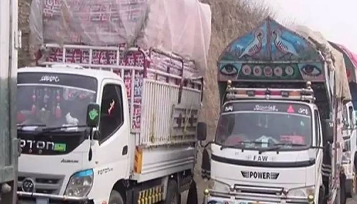 غذائی اشیاء پر مشتمل 20 گاڑیوں کا پہلا قافلہ پاراچنار پہنچ گیا