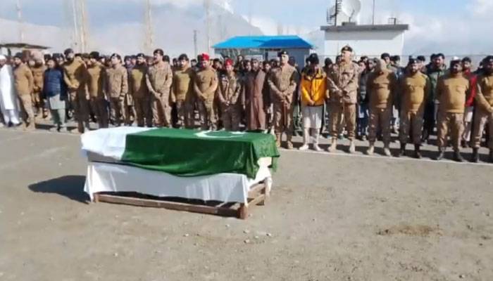 کرک میں شہید 3 جوان آبائی علاقوں میں مکمل فوجی اعزاز کے ساتھ سپرد خاک 
