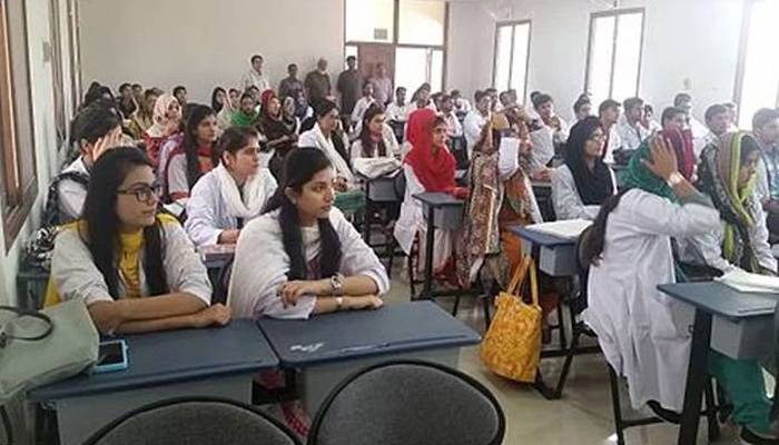 پی ایم ڈی سی نے پرائیویٹ میڈیکل کالجزکوطلباءسےفیس لینے سے روک دیا