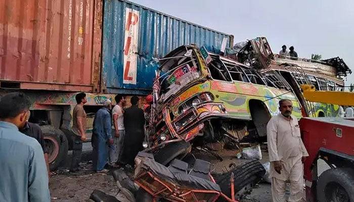 انڈس ہائی وے،تیزرفتارٹریلر اور مسافر کوچ میں تصادم،12افراد جاں بحق