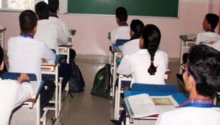 خاتون پرنسپل کی 10طالبات سے شرمناک حرکت