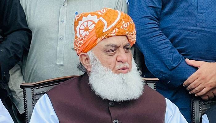 سیاستدان اسٹیبلشمنٹ سے سمجھوتا کرتے رہےتوآئین ختم ہوجائے گا،مولانا فضل الرحمان