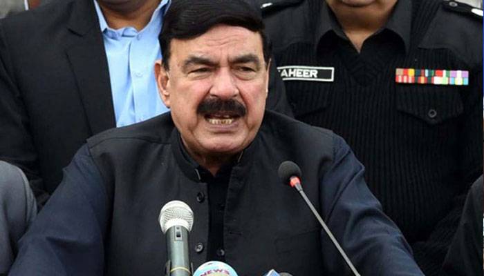 شیخ رشید کی عمران خان سےملاقات، بانی پی ٹی آئی کو بوسہ دیا اور گلے لگایا