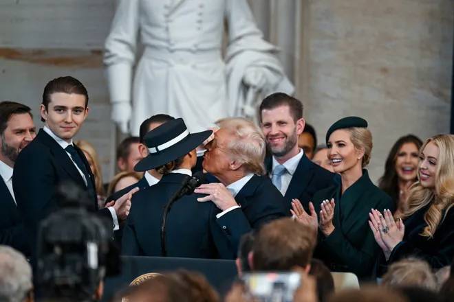 Donald Trump, Melania and that air kiss