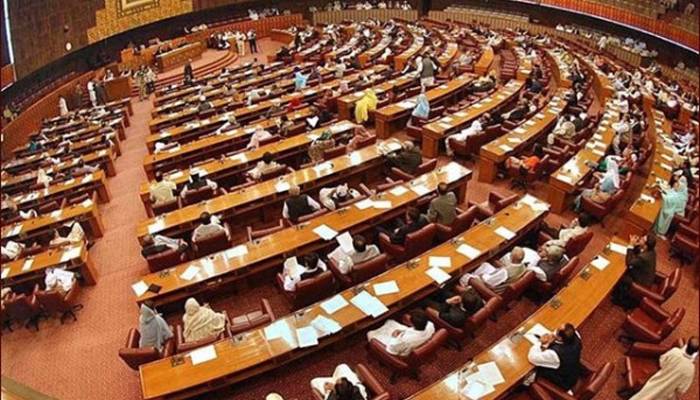 پارلیمنٹ کا مشترکہ اجلاس: 4 بل منظور، پی ٹی آئی کا احتجاج، ایجنڈے کی کاپیاں پھاڑ دیں