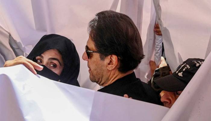 بشریٰ بی بی کی1،عمران خان کی 6 مقدمات میں عبوری ضمانتوں میں توسیع
