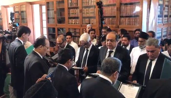  سندھ ہائیکورٹ کے12 نئے ایڈیشنل ججز نےعہدے کا حلف اٹھا لیا