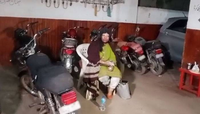  شادی کئے بنا نہیں جاؤں گی، امریکی خاتون لڑکے کے گھر پہنچ گئی