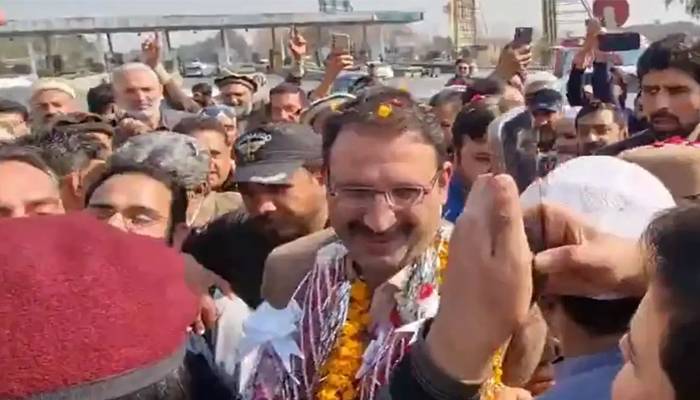 پی ٹی آئی کاکارکن کسی بھی جگہ سےغائب ہوا تو متعلقہ تھانےکےباہر دھرنا دیں گے،جنید اکبر