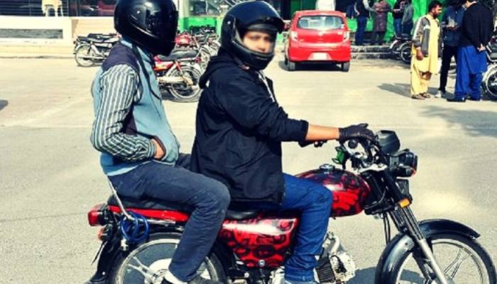 موٹر سائیکل پر سوار دونوں ہیلمٹ پہنیں گے، نئے احکامات جاری