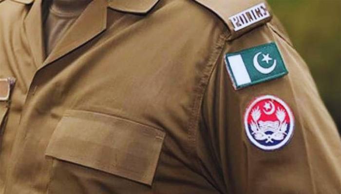 باوردی پولیس اہلکاربھکاری خاتون سےزیادتی کرتے پکڑا گیا