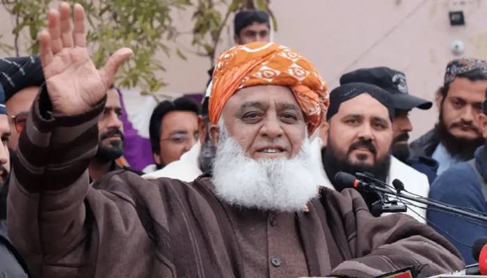 بپھرے عوام سڑکوں پر آگئے تو جعلی ایوانوں میں زلزلہ برپا ہوگا، مولانا فضل الرحمان