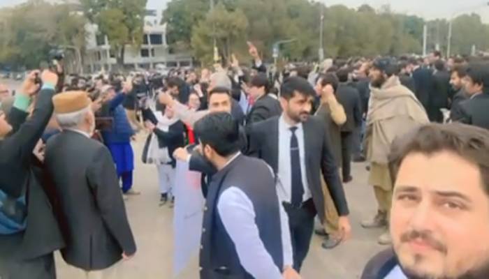 وکلاکااحتجاج،پولیس تصادم کے بعدڈی چوک پردھرنا دیدیا