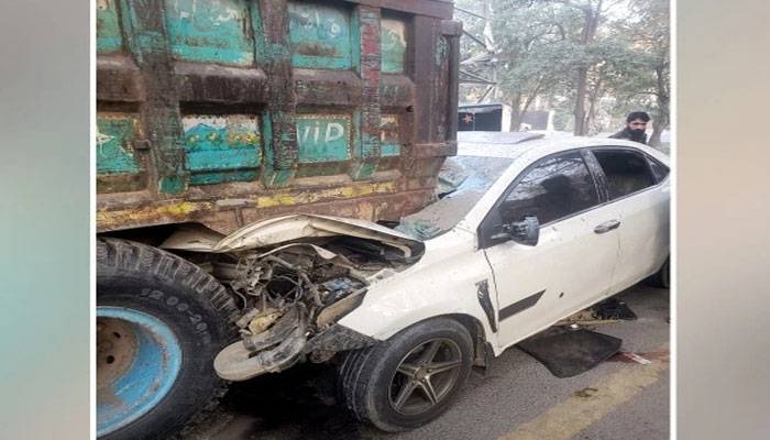 لاہور میں   کار ڈمپر سے ٹکرا گئی، لڑکی لڑکا جاں بحق