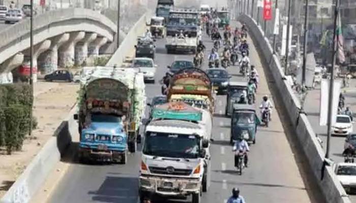 پابندی کے باوجود شہر میں دندناتے ڈمپر نے موٹرسائیکل سوار کو روند ڈالا