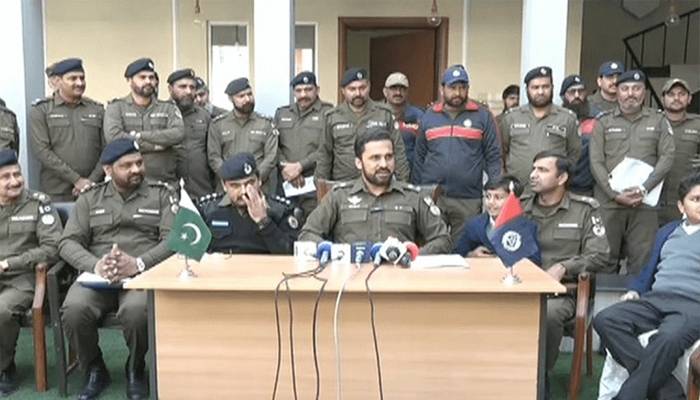 گاڑیوں کےٹائر چوری کرنےوالا4 بھائیوں کا گینگ پکڑا گیا