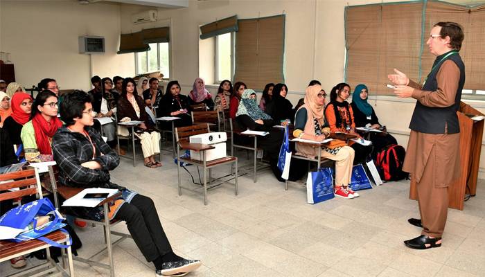 وومن یونیورسٹیزسے مرد ٹیچرز اور پروفیسرز کو ہٹانے کا فیصلہ