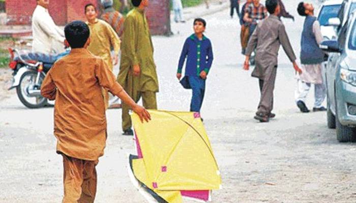 آن لائن پتنگیں فروخت کرنیوالے2ملزم گرفتار