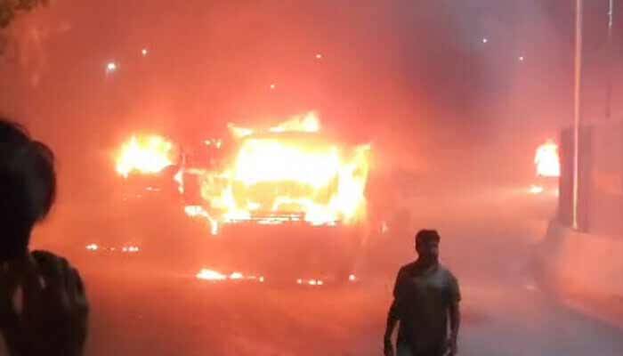 کراچی:واٹرٹینکرکی ٹکرسے1اورشہری جاں بحق،مشتعل افرادنے5ٹینکر جلادیے