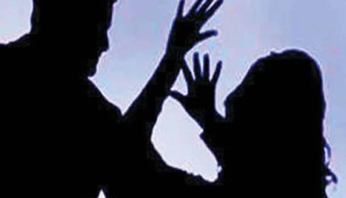 اسلحہ کےزور پر خواجہ سرا کا سر مونڈھ کر لوٹ مار کے بعد ملزم فرار