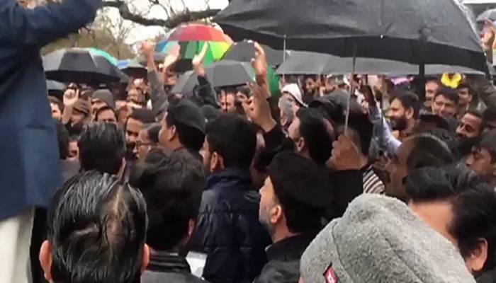 وفاقی سرکاری ملازمین کا احتجاج،سیکرٹریٹ کے دونوں گیٹس بند کردیے