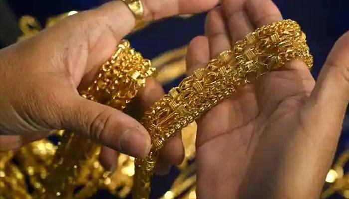 سونے کی فی تولہ قیمت میں کمی 