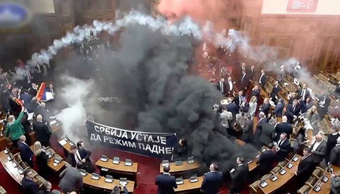 سربیا: پارلیمنٹ میں انوکھا احتجاج،اپوزیشن نےاسموک گرینیڈ چلا دیے