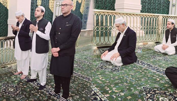 اسحاق ڈار کی روضہ رسول ﷺ پر حاضری ، پاکستان کی خوشحالی کیلئے دعا