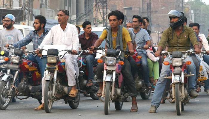 بغیر ہیلمٹ موٹر سائیکل سواروں کا اہم شاہراہوں پر داخلہ بند، نیا ضابطہ نافذ 