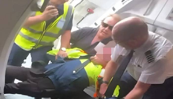 طیارے  میں داخل ہونیوالے مسلح شخص کا کیا حشر ہوا؟ویڈیو وائرل 
