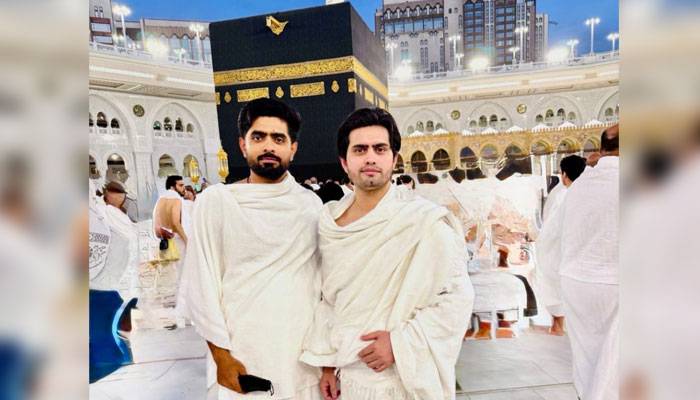 بابر اعظم عمرہ کیلئے سعودی عرب میں موجود، مسجد الحرام میں افطاری کی ویڈیو  وائرل 