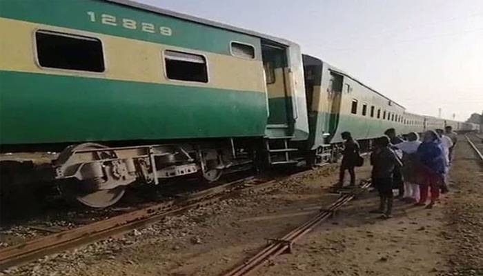 کراچی سےراولپنڈی جانیوالی تیز گام ایکسپریس روہڑی اسٹیشن پرحادثےکاشکار