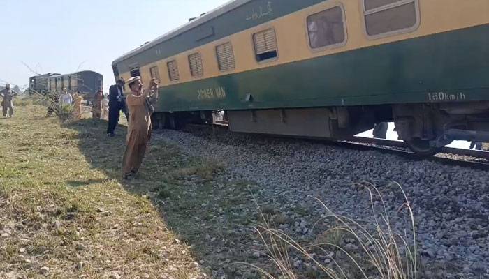 ٹیکسلا کے قریب عوام ایکسپریس ٹرین پٹڑی سے اتر گئی 