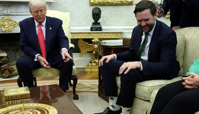 امریکی نائب صدر جے ڈی وینس کی جرابوں نے ڈونلڈ ٹرمپ کا دل کیسے جیتا؟