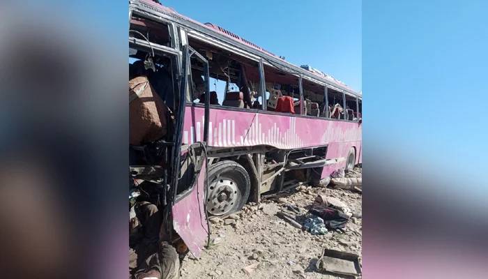 نوشکی:دالبندین شاہراہ پر بس کے قریب دھماکا،5افرادجاں بحق